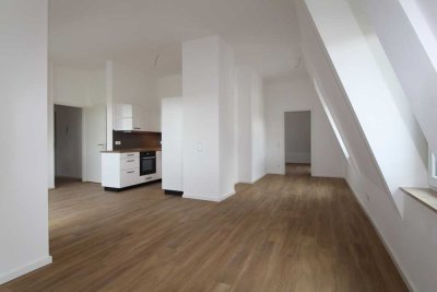 **Helle 4 Zimmer im Dachgeschoss * offene Küche mit EBK * 2 Bäder * Loggia**