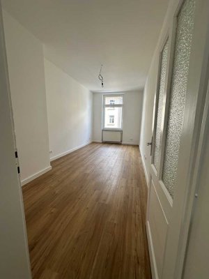 Kernsanierte 2-Zimmer-Altbauwohnung im Nordend mit hochwertiger Einbauküche und Waschmaschine
