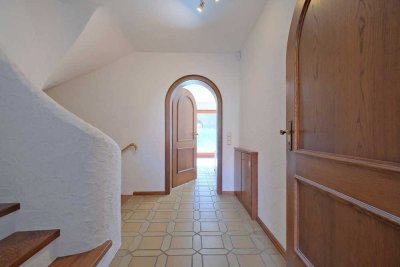 Klassische Doppelhaushälfte mit großer Einliegerwohnung