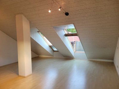 Charmante 1-Zimmer Dachgeschosswohnung mit Einbauküche -ein Zuhause zum Wohlfühlen
