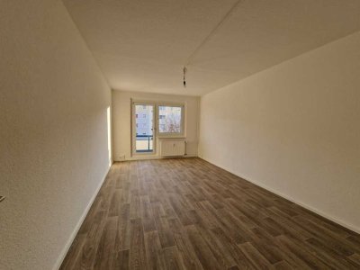Ab 01.04.2026***Frisch renovierte 4-Zimmer-Wohnung mit Balkon!