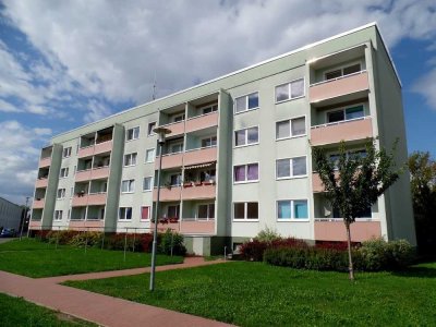 Dreiraumwohnung mit Balkon und Stellplatz vor der Tür