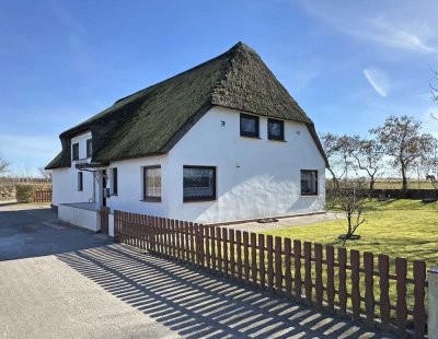 Reetdachhaus in Ortsrandlage mit Ausblick
