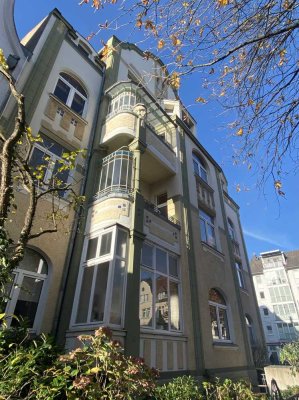 Stilvolle 4-Zi.-Etage mit 2 Balkonen im Philosophenviertel inkl. Garage!