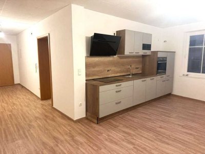 Neu renovierte 3-Zimmer-Wohnung mit großem Balkon und Einbauküche!