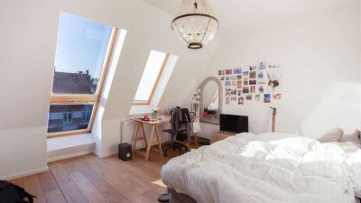 Mitten im Kiez - Geräumige Dachgeschosswohnung mit Sonnenbalkon, großem Bad & Einbauküche