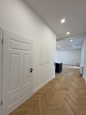 VERKAUFT. Stilvoll sanierte Altbauwohnung mit Balkon (2. OG links)