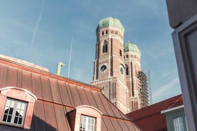 Charmante 4,5-Zimmer-Altbauwohnung mit Blick auf die Frauenkirche – voll möbliert & WG-geeignet