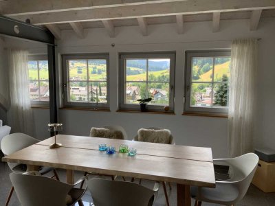Sehr schöne, hochwertige 4,5-Zi-DG-Wohnung mit EBK, Balkon, sonniger Lage und traumhaftem Ausblick