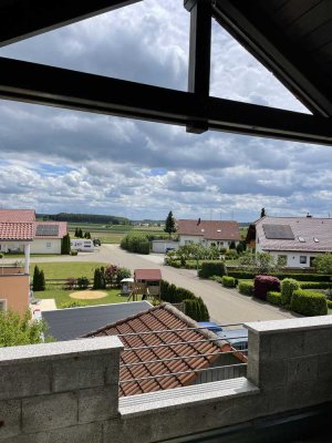 Schöne 2,5-Zimmer-DG-Wohnung  mit EBK überdachtem Balkon und Garage