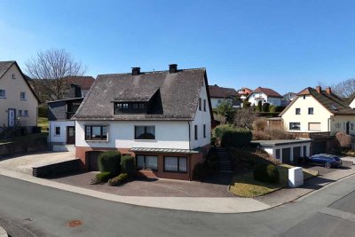Gepflegtes Einfamilienhaus mit großzügigem Anbau und Garagen in zentraler Ortslage