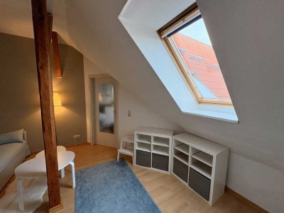 Attraktive vollmöblierte 1,5-Zimmer-DG-Wohnung in zentraler Lage, hochwertig ausgestattet