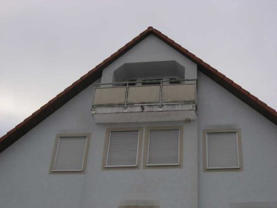 Preiswerte, gepflegte 1-Zimmer-Dachgeschosswohnung mit Balkon in Rippershausen