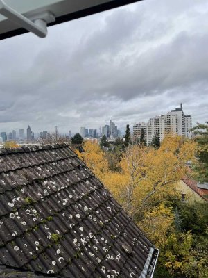 Helle 3-Maisonettewohnung mit Galerie, Stellplatz & Balkon in Ffm-Sachsenhausen (Befristed: 3 Jahre)