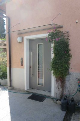Hochwertige  2-Raum-Maisonette-Wohnung,  Neues Bad, Einbauküche in separatem Gebäude  Pfullingen