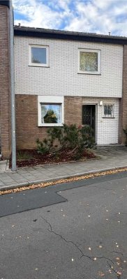 DUS, 4Zi. RMH, 110m² Wfl., 215m² Grd., Terr., Garten, Keller, Grg.