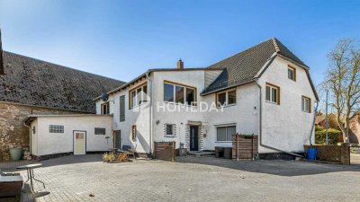 Vielseitiges Zweifamilienhaus mit großzügigem Grundstück und massivem Nebengebäude