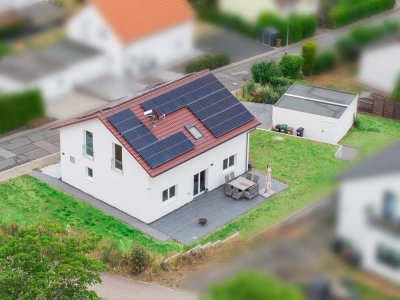 Modernes Familienglück: Energiesparhaus in neuwertigem Zustand