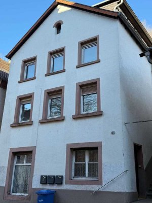 renovierte Altbauwohnung mit Küchenzeile in Elmstein