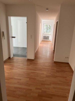 Schöne und gepflegte 3-Zimmer-Wohnung mit Balkon und Einbauküche in Kempten