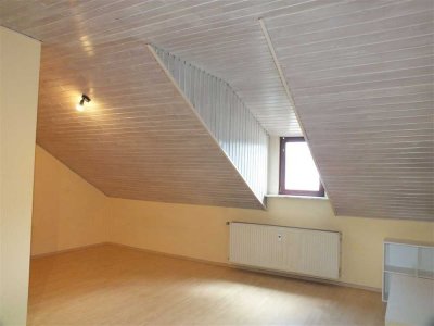 1 Zimmer Dachgeschosswohnung mit ca. 37m² Wohnfläche mit Küche und Bad.
