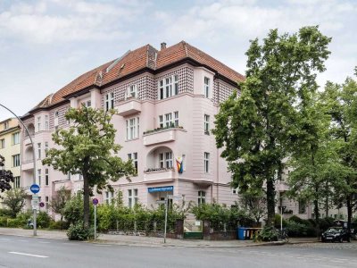Kapitalanlage mit Charme: Vermietete Altbauwohnung mit Loggia nahe dem Teltowkanal
