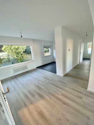 Moderne 4,5 Zi.-Wohnung in Esslingen, Höhenlage, saniert mit EBK, Aussicht, Balkon, Terrasse, Garage