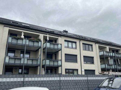 Exklusive, vollständig renovierte 3-Zimmer-Wohnung mit Balkon, Einbauküche und Garage in Königsbrunn