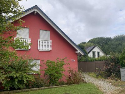 Freistehendes Einfamilienhaus mit Garage und großem Garten in  ruhigem Wohnviertel