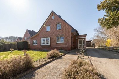 Viel Platz für Ideen – Zweifamilienhaus mit Garten und Garagen in Scharnebeck