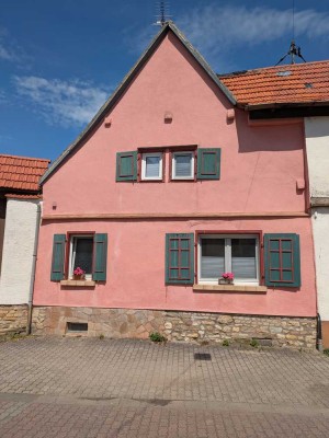Fachwerkhaus und Bruchsteinscheune in denkmalgeschützter Hofreite