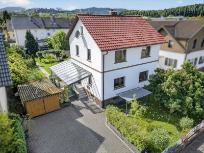 Wohnoase: Freistehendes Haus mit riesigem Grundstück