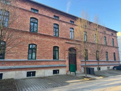 Einziehen & wohlfühlen: Stilvolle Dachgeschoss-Wohnung mit Charme, Einbauküche und Stellplatz