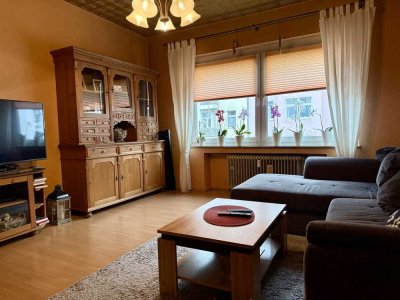 Solide Kapitalanlage: Großzügige 5-Zimmer-Wohnung mit zwei Balkonen in gepflegtem Mehrfamilienhaus