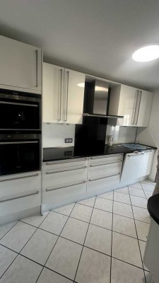 Wunderschöne helle 4 Zimmerwohnung mit Tiefgarage !!