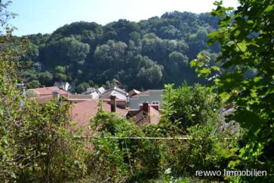 Historisches Wohn- und Geschäftshaus unterhalb der längsten Burg der Welt