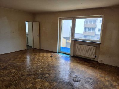 Sanierungsbedürftige 1 ZKB mit Balkon & Außenstellplatz zu verkaufen