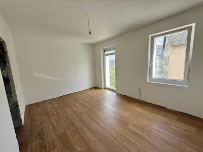Erstbezug nach Sanierung mit Balkon: Stilvolle 2-Zimmer-Wohnung mit geh. Innenausstattung
