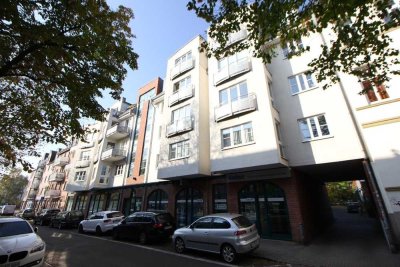 Attraktive 2 Zimmer-Wohnung mit Einbauküche, Wannenbad und Balkon in zentraler Lage zu mieten!