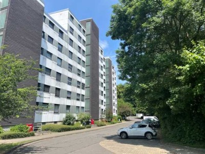 Schöne 1-Zimmer-ETW mit großer Loggia und Einbauküche in ruhige Lage