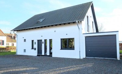 Modernes freistehendes Einfamilienhaus mit Pool und Garage