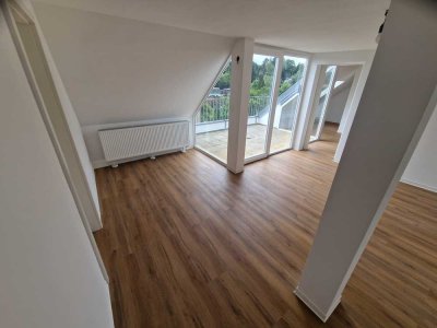 Frisch sanierte helle 4 Raumwohnung + 2 Bäder + Balkon