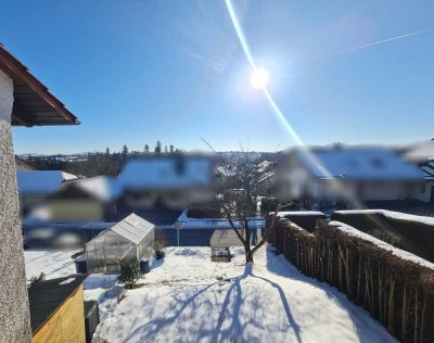 Hier wohnt Ihr Herz!
Tolles, sonniges und bezahlbares Wohlfühlhaus mit Garten, Garage und Aussicht.