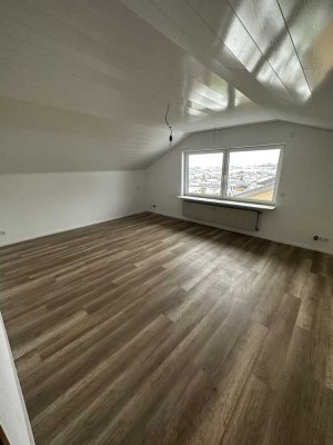 Schöne 2-Zimmer-Dachgeschosswohnung mit EBK