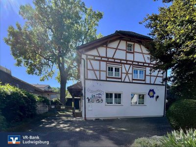 Vielfältige Nutzungsmöglichkeiten
Charmantes Wohnhaus auf großem Grundstück mit Garten
