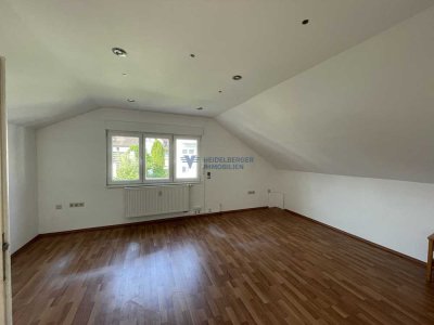 Schöne DGS-Wohnung mit 
2 Garagen und zusätzlichen Räumen im Souterrain!
