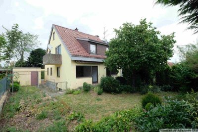 Zweifamilienhaus mit Ausbaupotenzial, Gartenidylle und Baumbestand