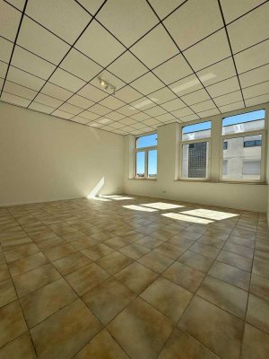 Renovierte Wohnung, 3 Zimmer inkl. Wohnküche, 120qm mit EBK, Nähe Krankenhaus/Finanzamt
