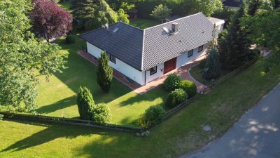 Freistehender Bungalow auf großem Grundstück mit Doppelgarage