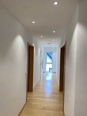 Lichtdurchflutete DG Wohnung